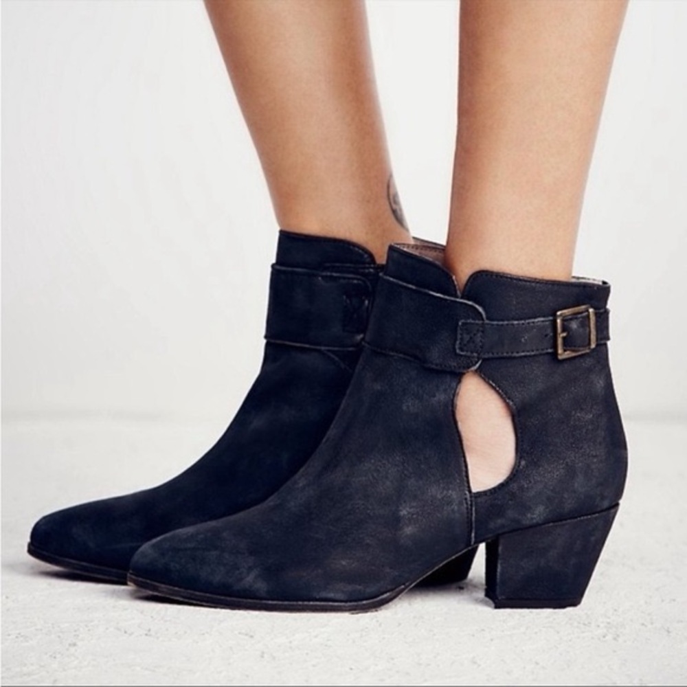 Free People. Belleville Leather Ankle Bootie. Black. Size 37.